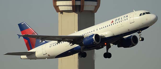 US Airways Airbus A320-212 N369NW, Phoenix Sky Harbor, December 31, 2015